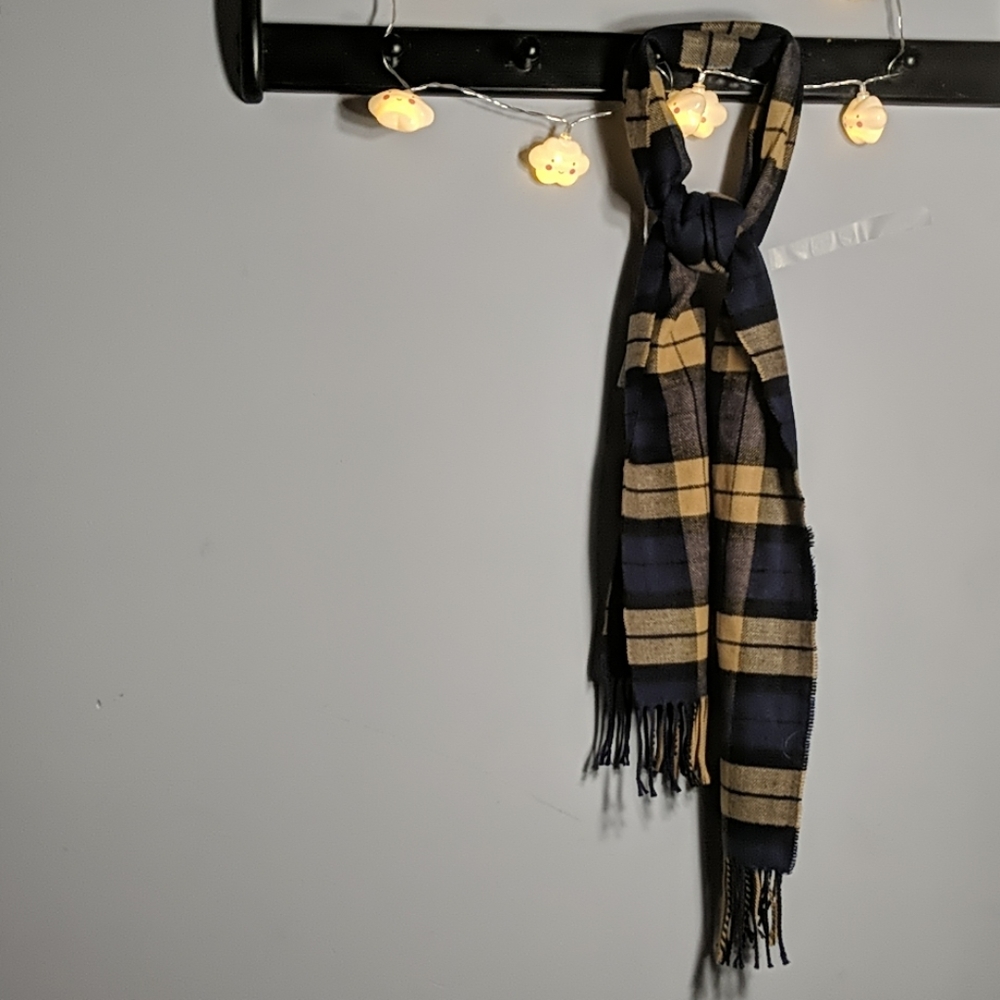 Cashmere scarf never used.